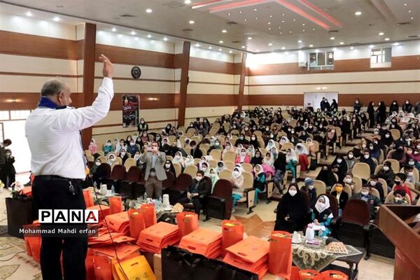 تجلیل از  دانش ‌آموزان مقام‌آور پیشتاز