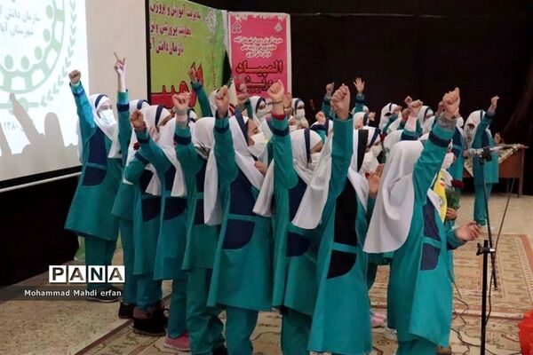 تجلیل از  دانش ‌آموزان مقام‌آور پیشتاز