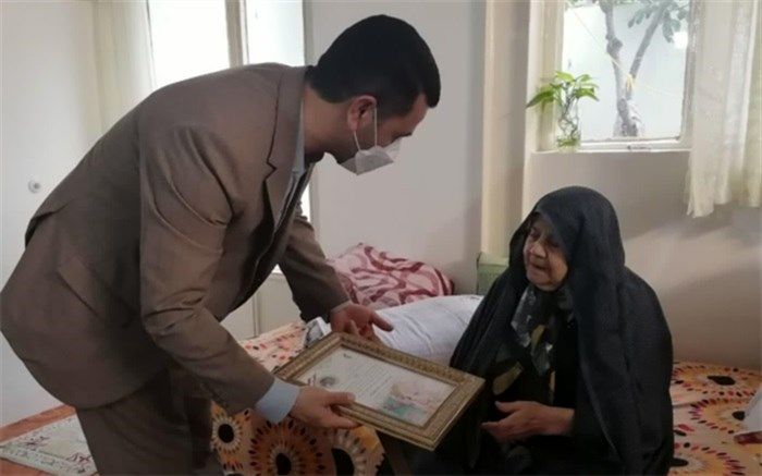 خانواده‌ شهدا مایه افتخار جامعه هستند