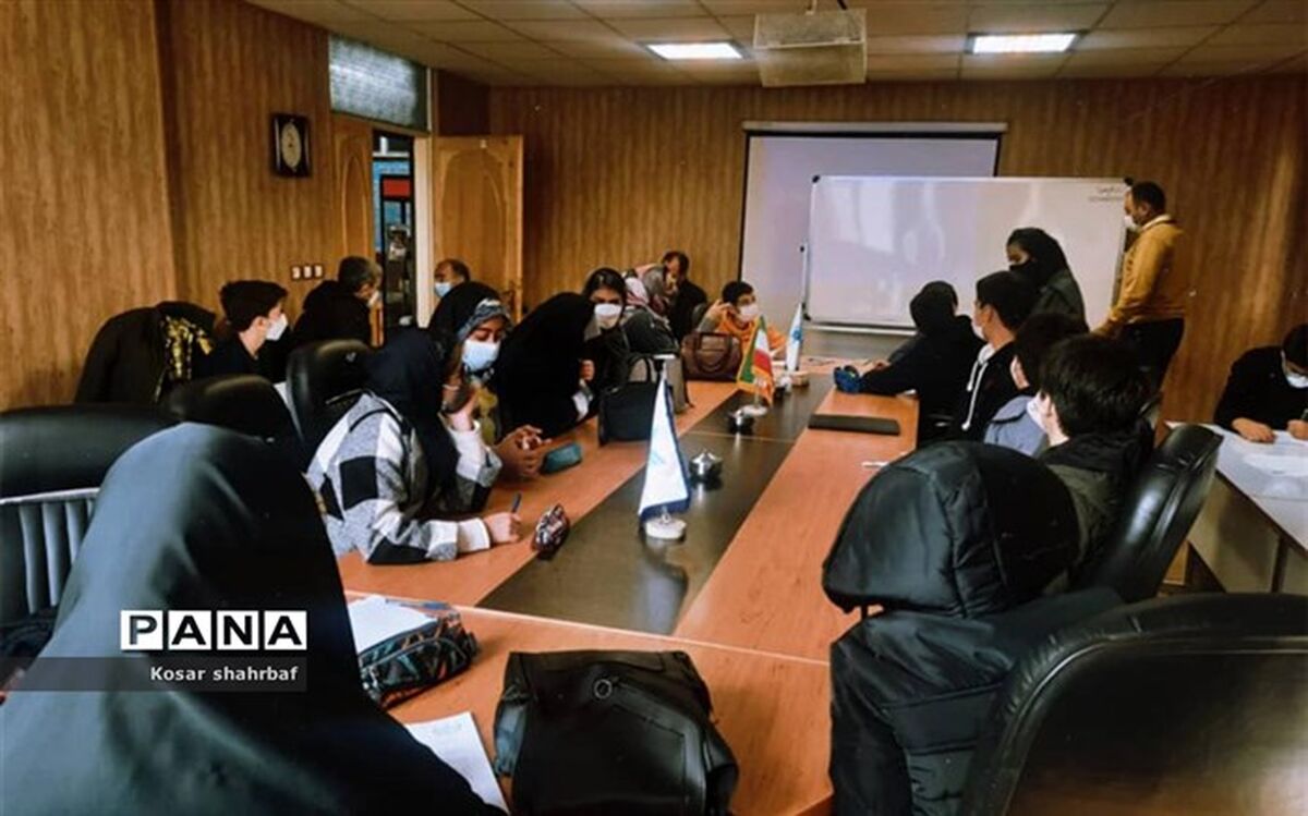 نشست دانش‌آموزان سمپاد رودهن با مدرسین مرکز رشد فناوری