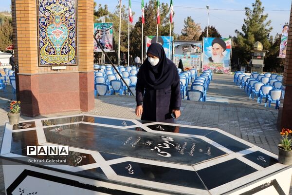 غبار روبی مزار شهدا به‌مناسبت گرامیداشت هفته بسیج در ارومیه