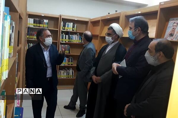 بازدید مدیر آموزش و پرورش شهرستان پردیس از کتابخانه عمومی