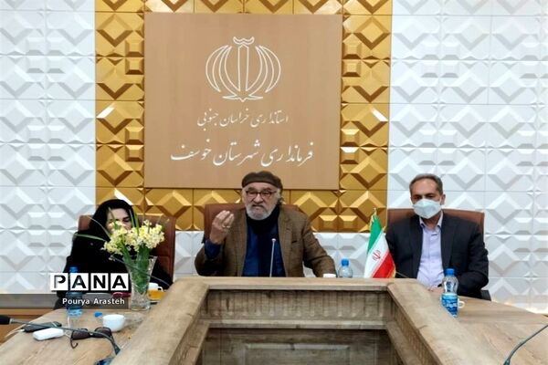 تقدیر از داریوش ارجمند هنرمند پیشکسوت سینما و تلویزیون در فرمانداری شهرستان خوسف