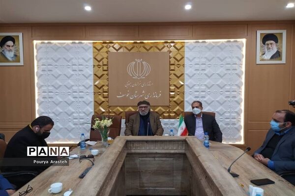 تقدیر از داریوش ارجمند هنرمند پیشکسوت سینما و تلویزیون در فرمانداری شهرستان خوسف