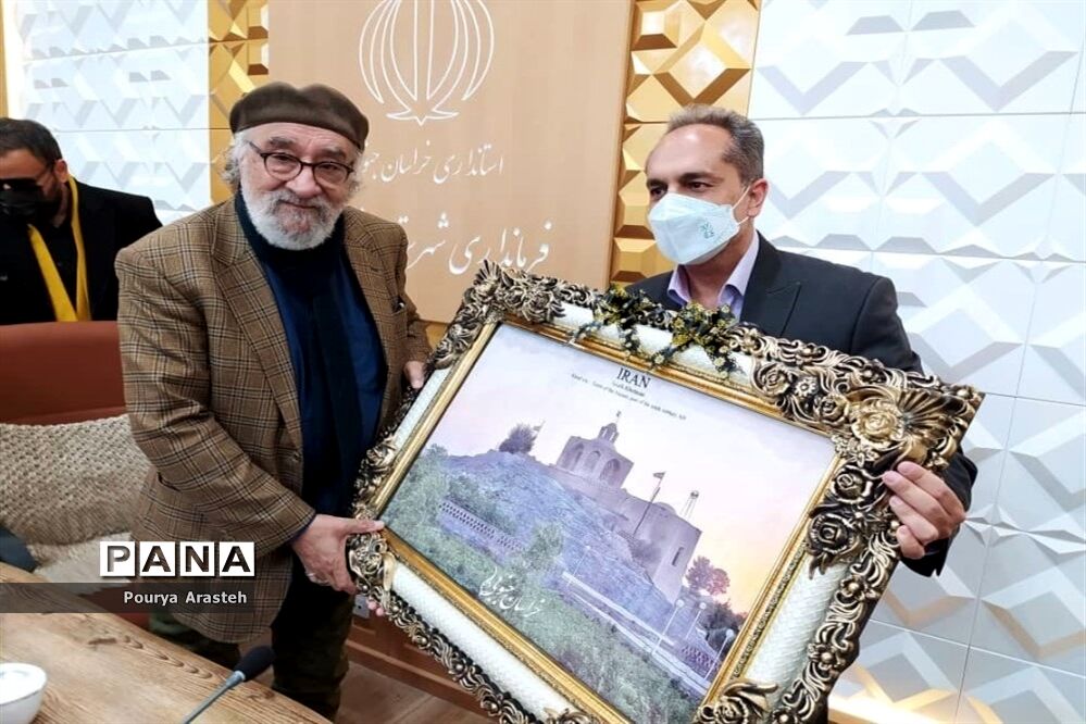 تقدیر از داریوش ارجمند هنرمند پیشکسوت سینما و تلویزیون در فرمانداری شهرستان خوسف