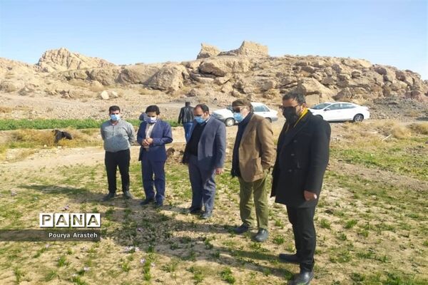 تقدیر از داریوش ارجمند هنرمند پیشکسوت سینما و تلویزیون در فرمانداری شهرستان خوسف