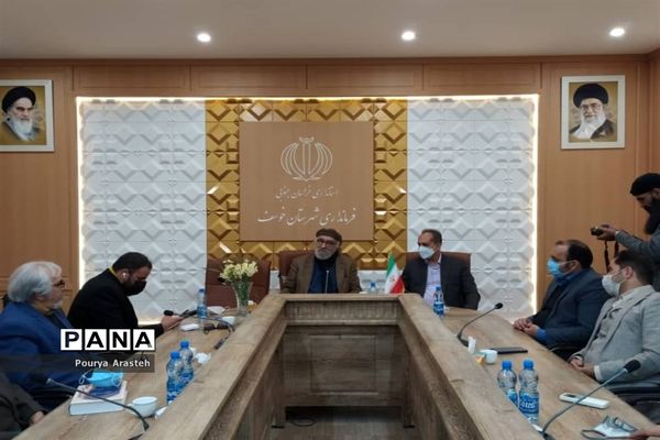 تقدیر از داریوش ارجمند هنرمند پیشکسوت سینما و تلویزیون در فرمانداری شهرستان خوسف