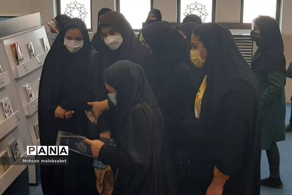 بازدید اعضای مجلس دانش‌آموزی و پیشتاز از کتابخانه مرکزی یزد
