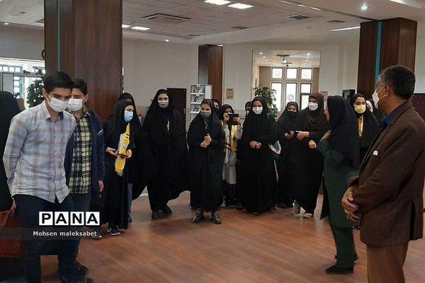 بازدید اعضای مجلس دانش‌آموزی و پیشتاز از کتابخانه مرکزی یزد