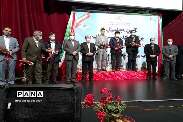 مراسم تجلیل از برگزیدگان کشوری حوزه معاونت پرورشی منطقه 16