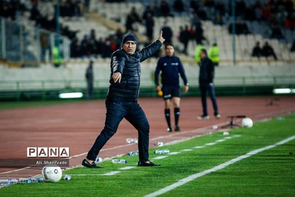 دیدار تیم‌های پرسپولیس و صنعت نفت آبادان