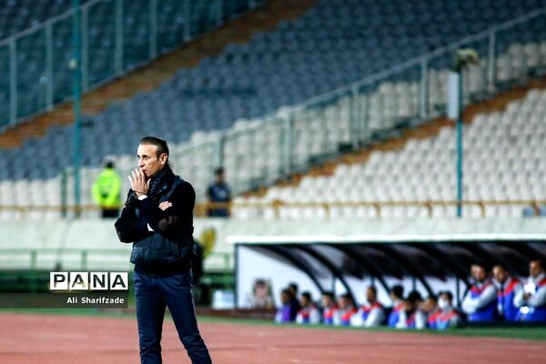 دیدار تیم‌های پرسپولیس و صنعت نفت آبادان