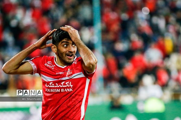 دیدار تیم‌های پرسپولیس و صنعت نفت آبادان