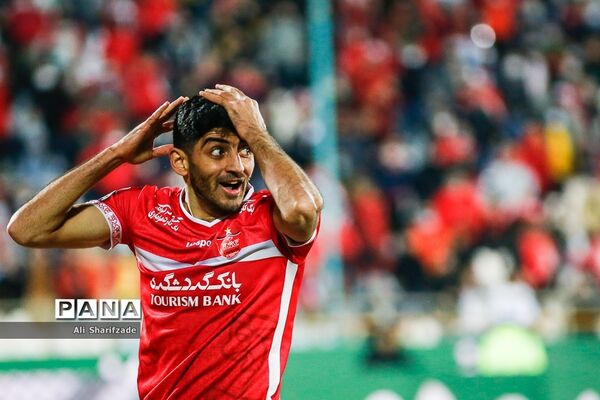 دیدار تیم‌های پرسپولیس و صنعت نفت آبادان