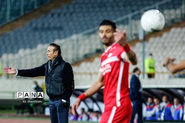 دیدار تیم‌های پرسپولیس و صنعت نفت آبادان