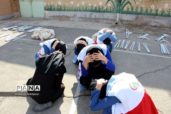 برگزاری بیست و سومین مانورسراسری زلزله در دبیرستان هاجر