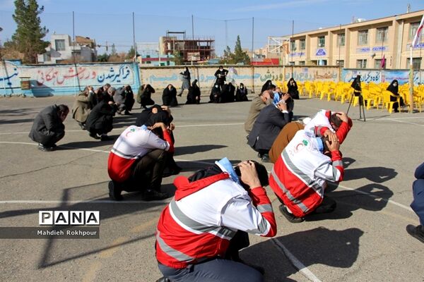 برگزاری بیست و سومین مانورسراسری زلزله در دبیرستان هاجر