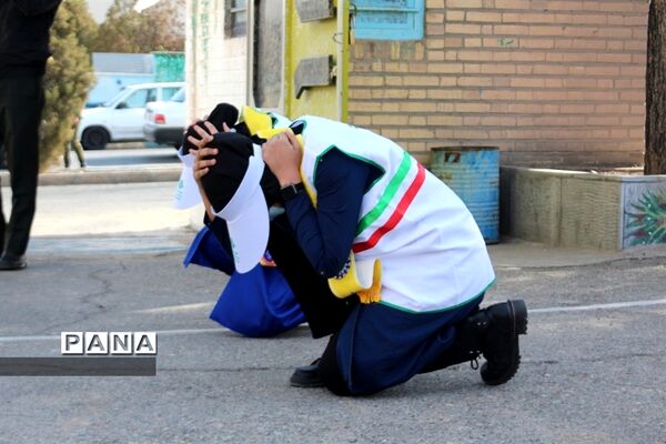 برگزاری بیست و سومین مانورسراسری زلزله در دبیرستان هاجر
