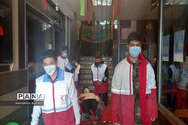 برگزاری مانور زلزله و اقدامات ایمنی در دبیرستان امام خمینی (ره) منطقه ۱۵