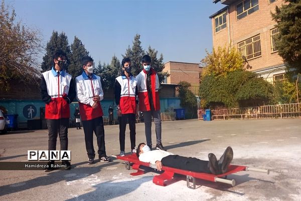 برگزاری مانور زلزله و اقدامات ایمنی در دبیرستان امام خمینی (ره) منطقه ۱۵