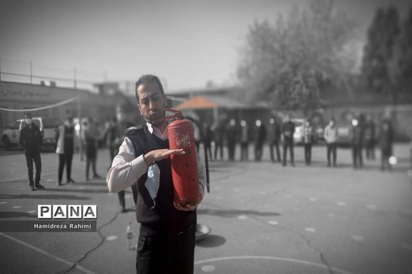 برگزاری مانور زلزله و اقدامات ایمنی در دبیرستان امام خمینی (ره) منطقه ۱۵