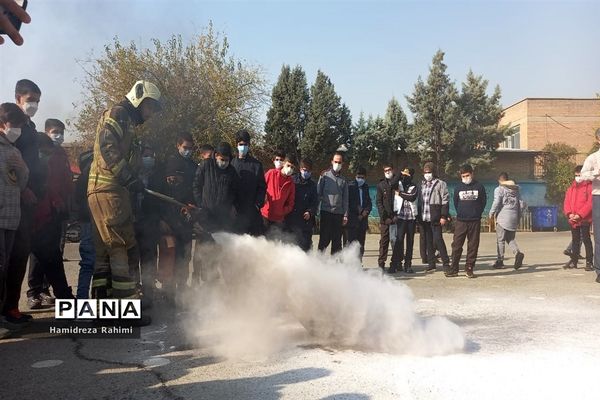 برگزاری مانور زلزله و اقدامات ایمنی در دبیرستان امام خمینی (ره) منطقه ۱۵