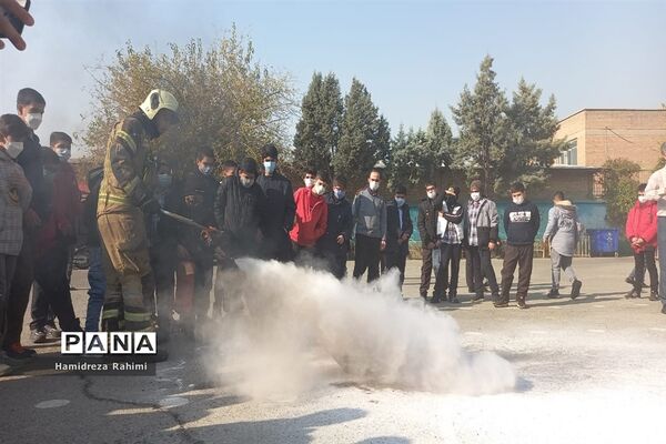 برگزاری مانور زلزله و اقدامات ایمنی در دبیرستان امام خمینی (ره) منطقه ۱۵