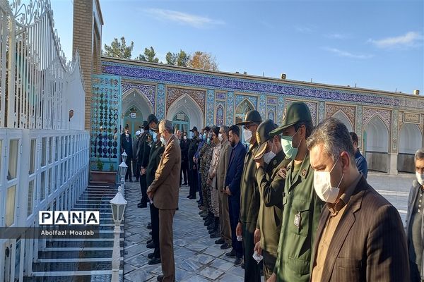 غبارروبی مزار مطهر شهدای کاشمر به مناسبت هفته بسیج