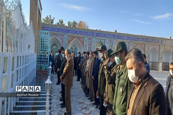 غبارروبی مزار مطهر شهدای کاشمر به مناسبت هفته بسیج