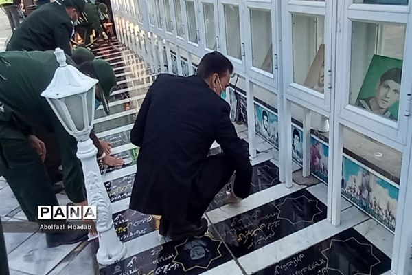 غبارروبی مزار مطهر شهدای کاشمر به مناسبت هفته بسیج