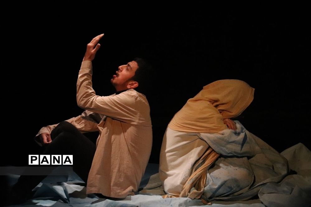 اجرای تئاتر «اندیشه‌های ابری دلتنگ»