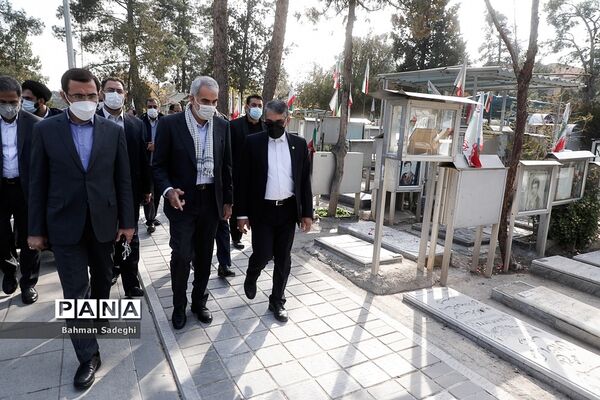 تجدید میثاق  وزیر آموزش و پرورش با امام راحل و شهدای هفتم تیر