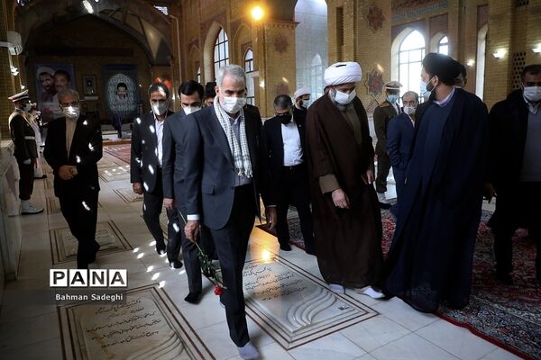 تجدید میثاق  وزیر آموزش و پرورش با امام راحل و شهدای هفتم تیر