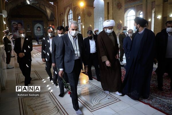 تجدید میثاق  وزیر آموزش و پرورش با امام راحل و شهدای هفتم تیر