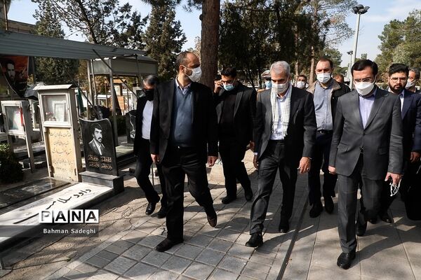 تجدید میثاق  وزیر آموزش و پرورش با امام راحل و شهدای هفتم تیر