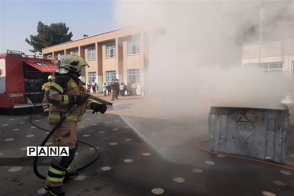 بیست و سومین مانور سراسری زلزله در دبستان جهاد منطقه ۱۷