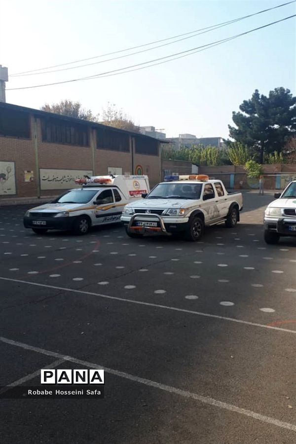 بیست و سومین مانور سراسری زلزله در دبستان جهاد منطقه ۱۷