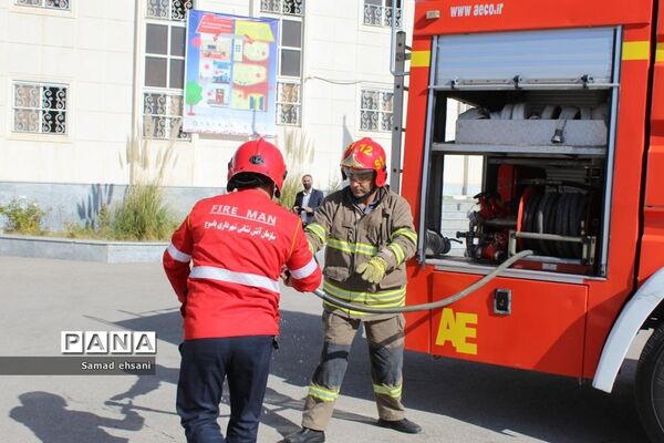 مانور سراسری زلزله در مدرسه دخترانه مصلی نژاد شهر یاسوج