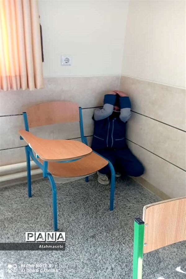 برگزاری مانور زلزله در مدرسه برکت شهرستان ورزنه