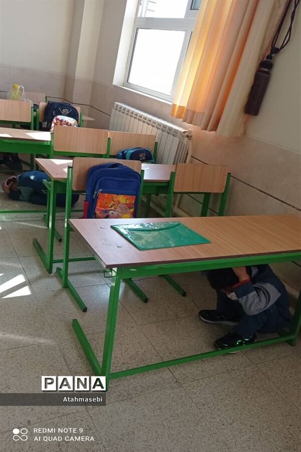 برگزاری مانور زلزله در مدرسه برکت شهرستان ورزنه