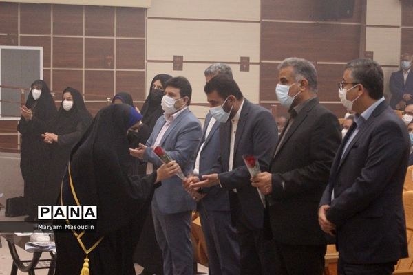 تجلیل از دانش‌آموزان تراز انقلاب اسلامی استان بوشهر