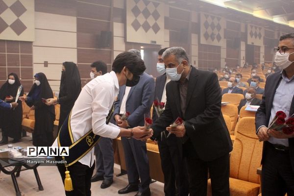 تجلیل از دانش‌آموزان تراز انقلاب اسلامی استان بوشهر