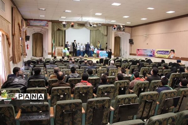نشست هم‌اندیشی مربیان پیشتاز آران و بیدگل