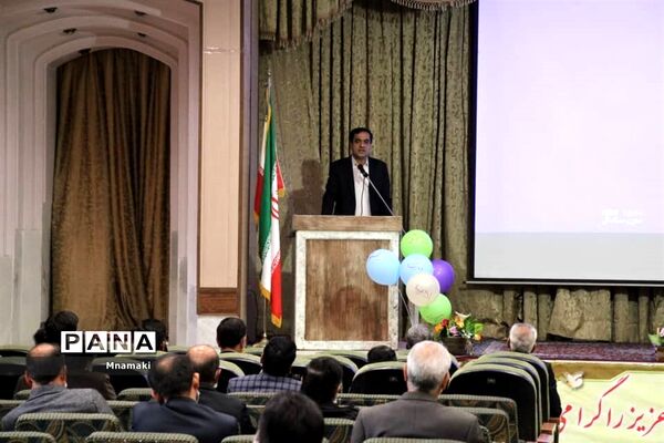 نشست هم‌اندیشی مربیان پیشتاز آران و بیدگل
