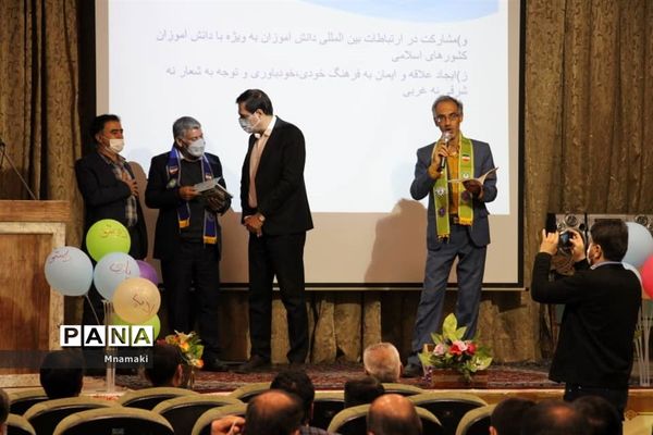 نشست هم‌اندیشی مربیان پیشتاز آران و بیدگل