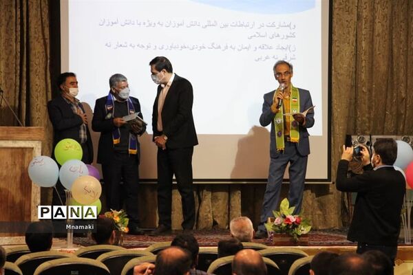 نشست هم‌اندیشی مربیان پیشتاز آران و بیدگل
