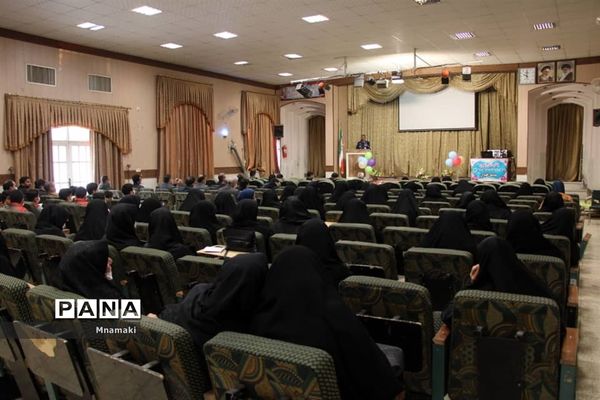 نشست هم‌اندیشی مربیان پیشتاز آران و بیدگل