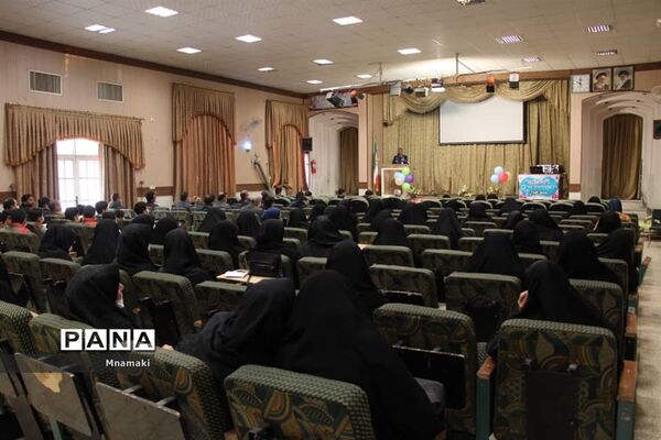 نشست هم‌اندیشی مربیان پیشتاز آران و بیدگل