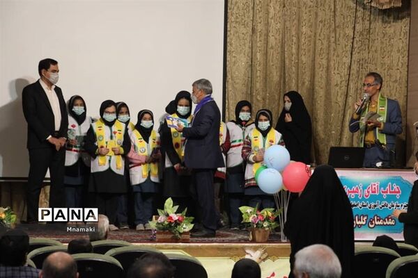 نشست هم‌اندیشی مربیان پیشتاز آران و بیدگل