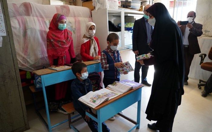 روستانشین وردشتی نیمی از منزلش را به کلاس درس اختصاص داد